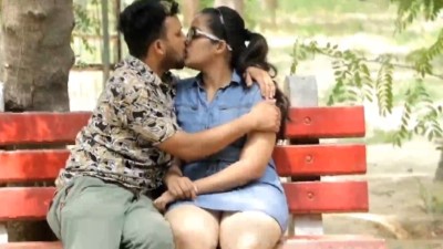 Chennai Pennai Parkil Pesi Kiss Seithu Enjoy Panum